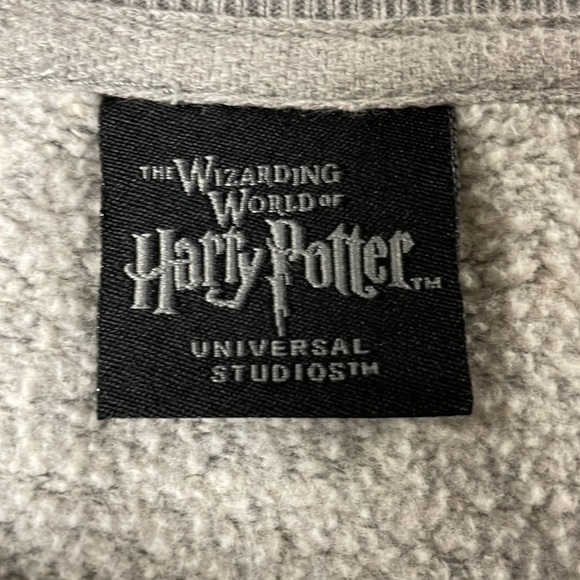 Wizarding World of Harry Potter Universal Studios Gryffindor Pullover, size M - Picture 2 of 8